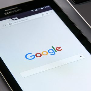 万游网评测编辑周迟在手机上反复测试触屏操作手感，笔记本上密密麻麻记录着延迟毫秒数与卡顿节点